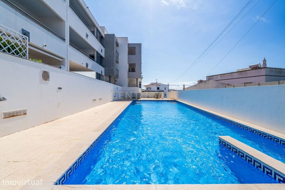Apartamento T2 com piscina, garagem e elevador - centro de Albufeira — Albufeira E Olhos De Água, Faro