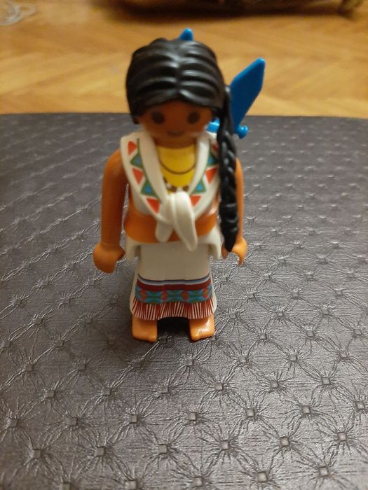 Индийская женщина с корзиной для ребенка на спине