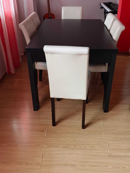 Mesa de jantar com conjunto de cadeiras