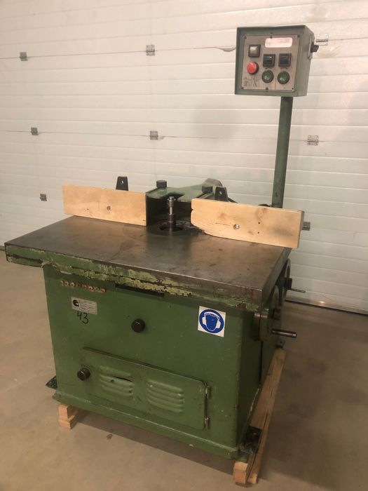 Frezarka dolnowrzecionowa Gomad uchylne wrzeciono