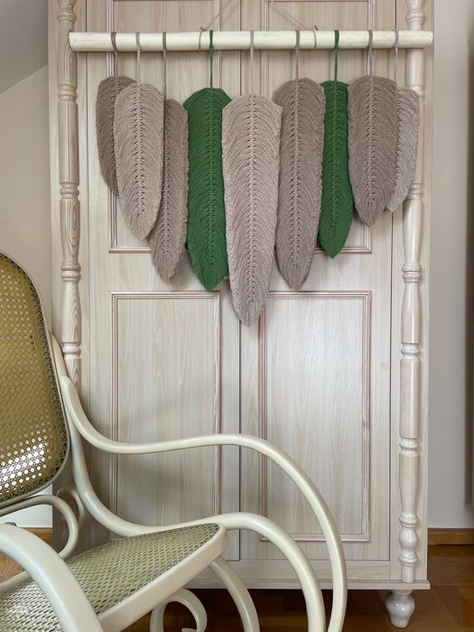 Pióra na kiju gałęzi makrama piórka listki liście girlanda boho