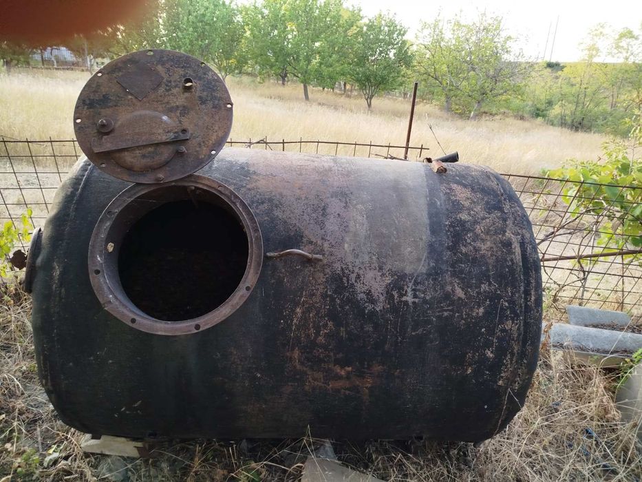 Продам бочку Длина 160 Ширина 120на 120 толщина 2.5 -3 мм..