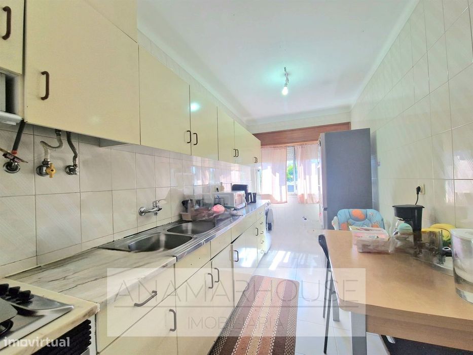 T2 com 80m² e 2 Varandas na Av. do Brasil | Junto ao Metro e Comboio |