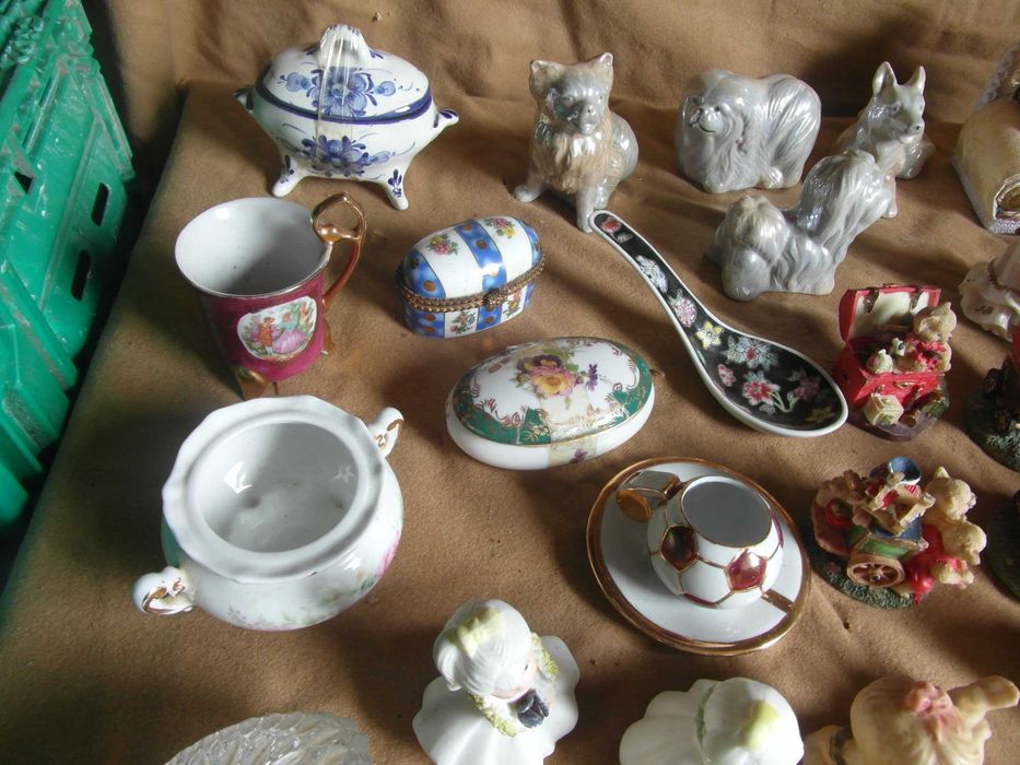 45 Bonecos de louça e estanho