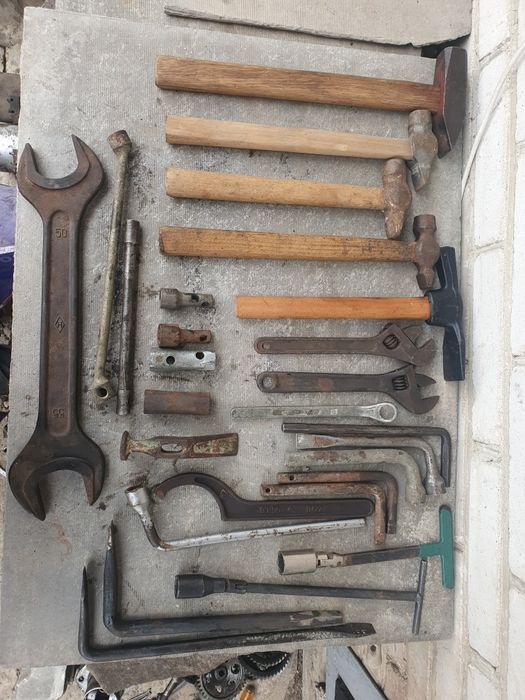 Інструмент ключі болти гайки свердла