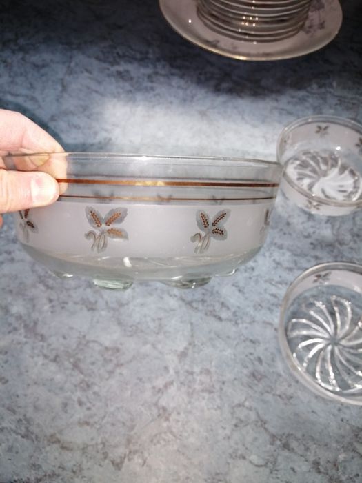 Salaterki szklane plus miska.