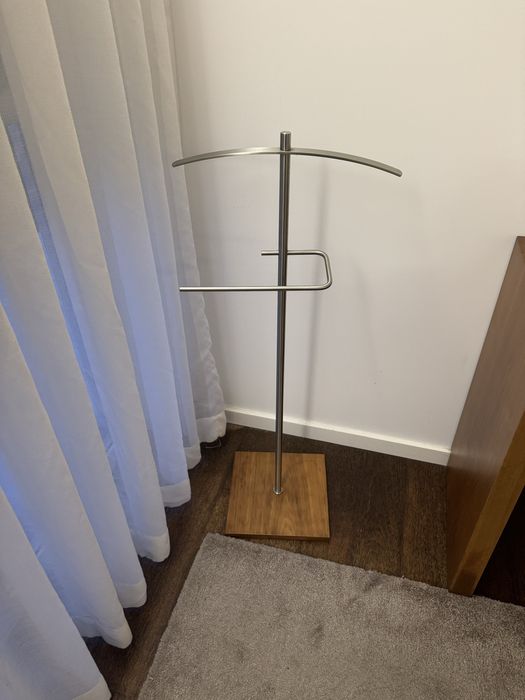 Cabide em aco inox e madeira