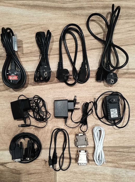 Кабелі та блоки живлення.