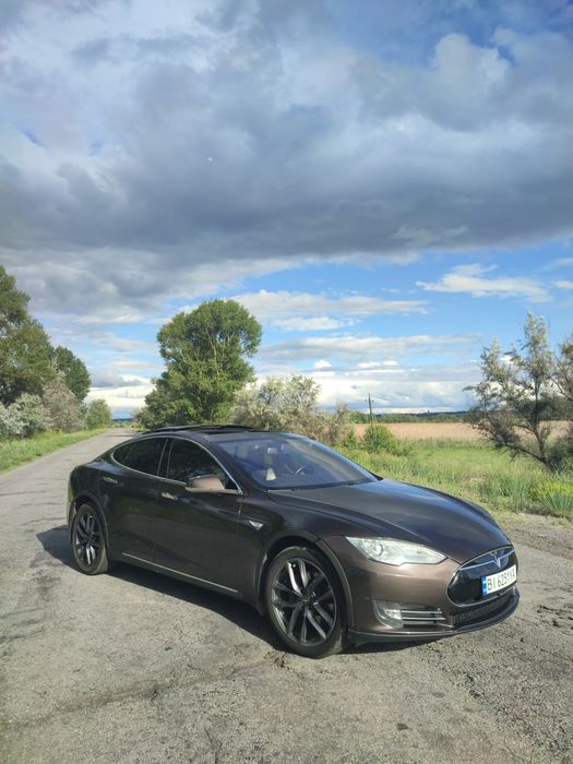 Tesla Model S 400к.с