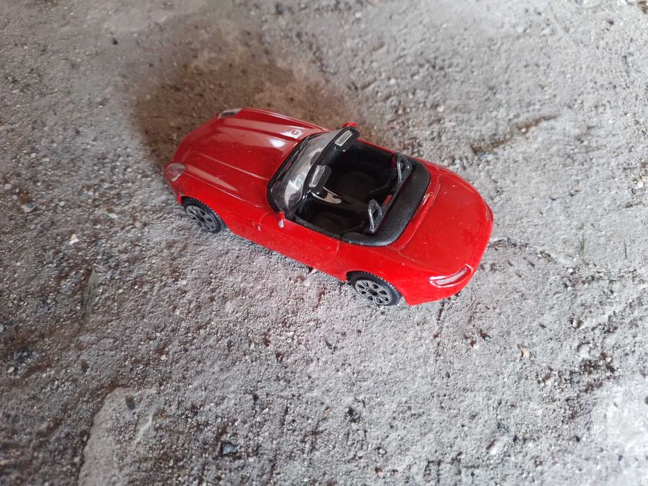 BMW Z8; Bburago 1:43