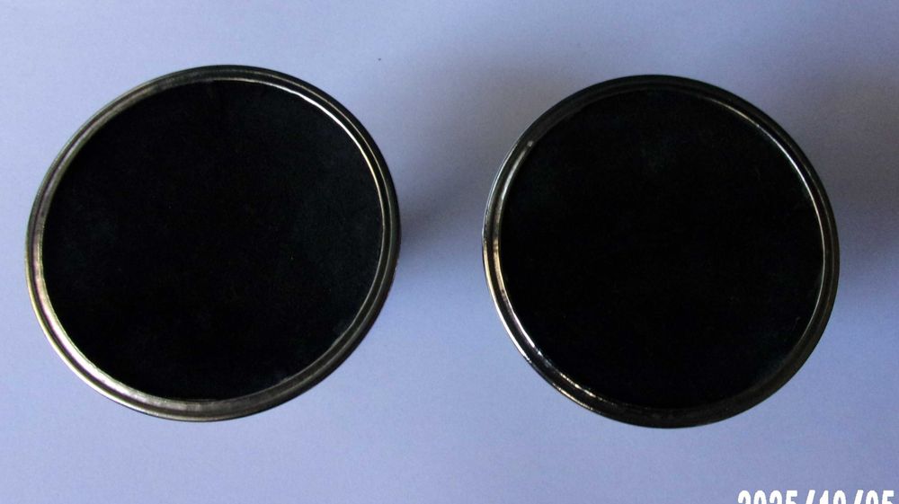 Pequenos castiçais de metal antigos
