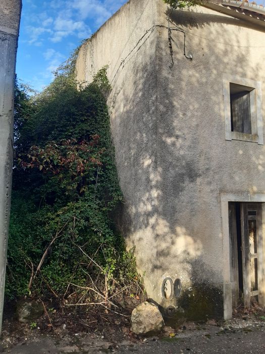 Casa em ruina com óptima acessibilidade