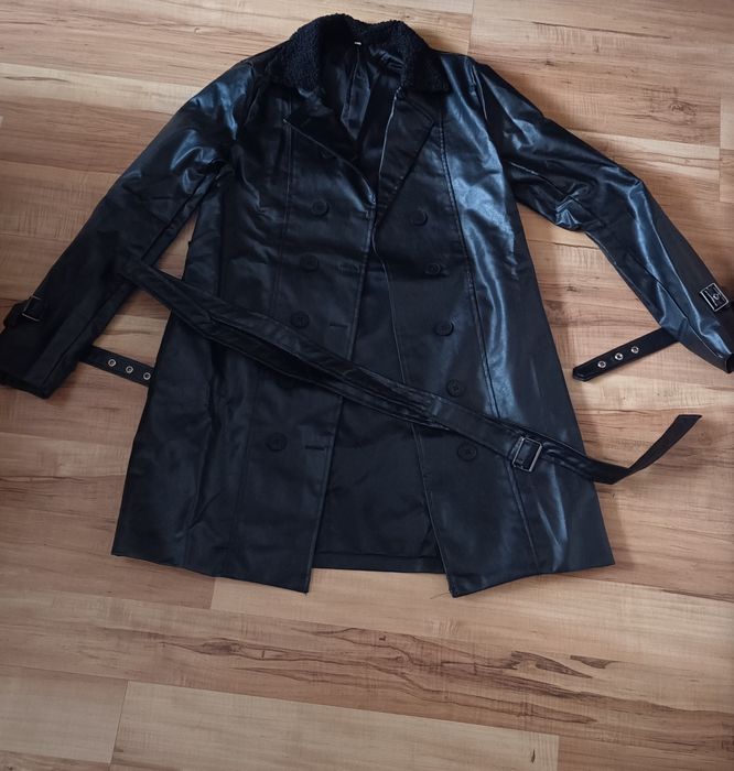 Czarny płaszcz z ekoskóry