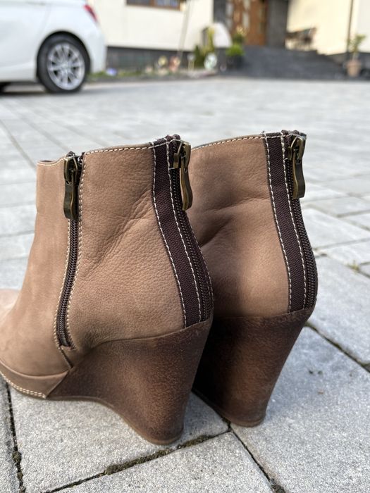 buty ma obcasie.