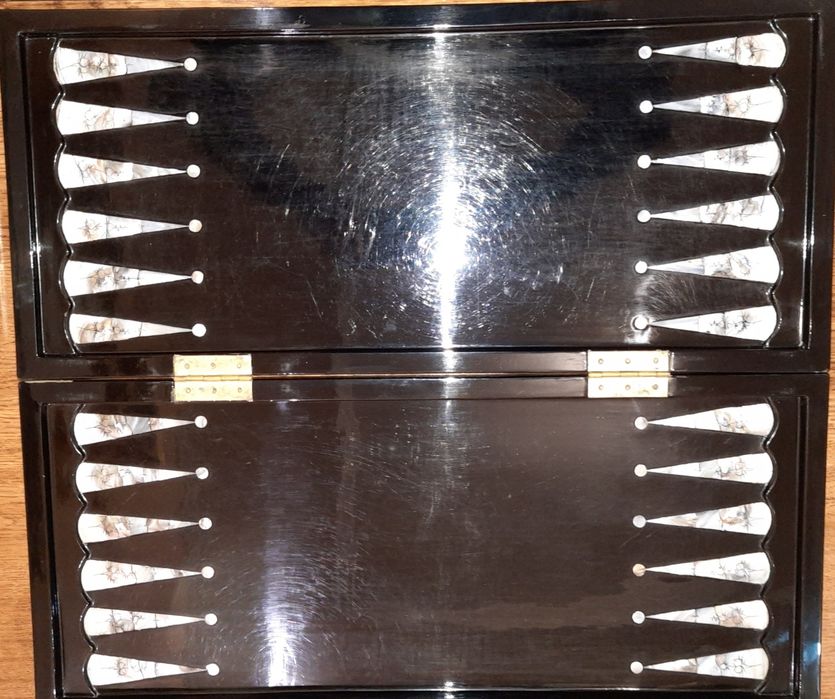 Антикварні шахи із рога буйвола, слонової кістки і перламутра.