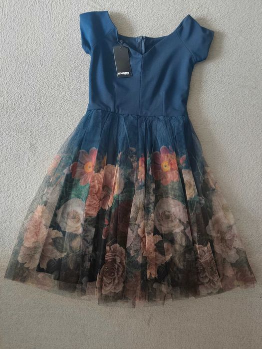 Rozkloszowana sukienka w kwiaty z tiulem