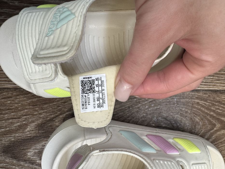 Босоніжки adidas 21 розмір ідеальний стан