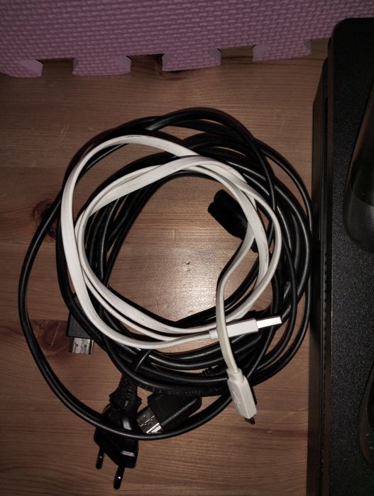 Ps4 com jogos e 2 comandos