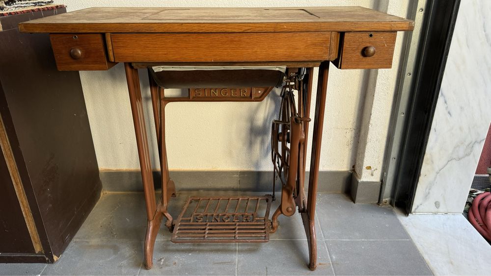 Maquina antiga de costura já eletrificada SINGER