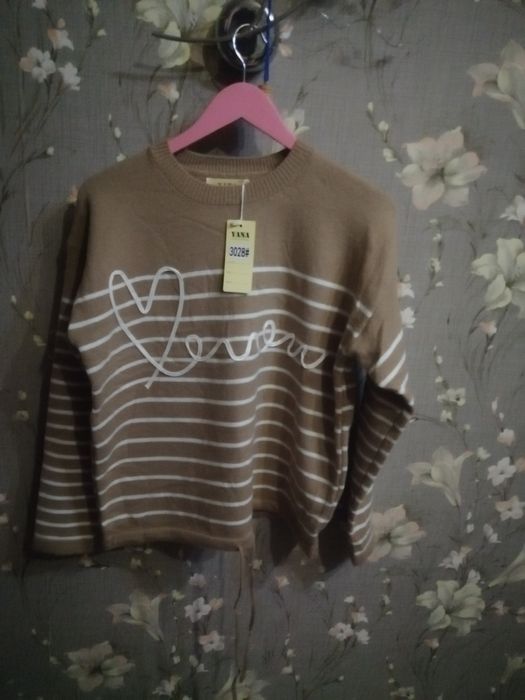 Светер бежевого кольору