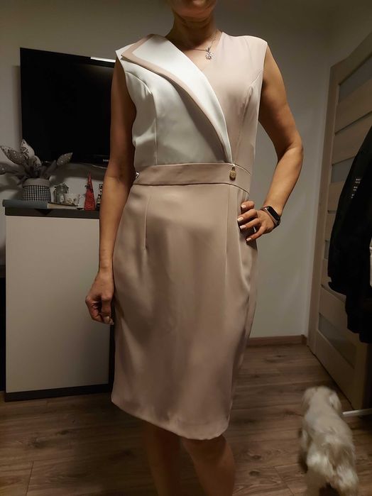 Sukienka w kolorze bialo beżowym