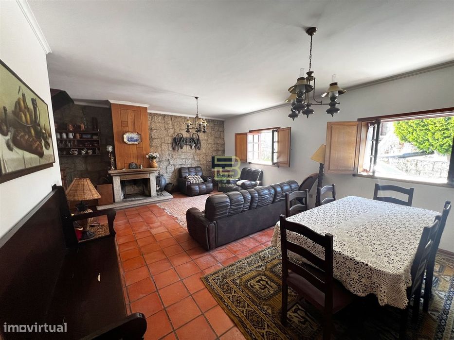 Localizada na aldeia de Santo Estevão, esta encantadora moradia de tip