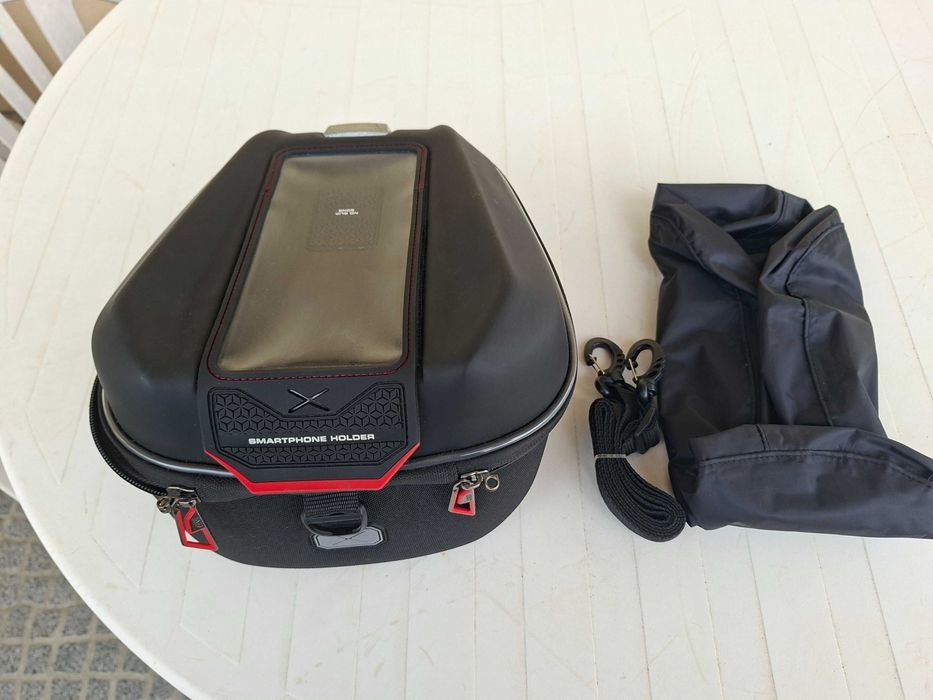 Diversos equipamentos para moto, em cores variadas.