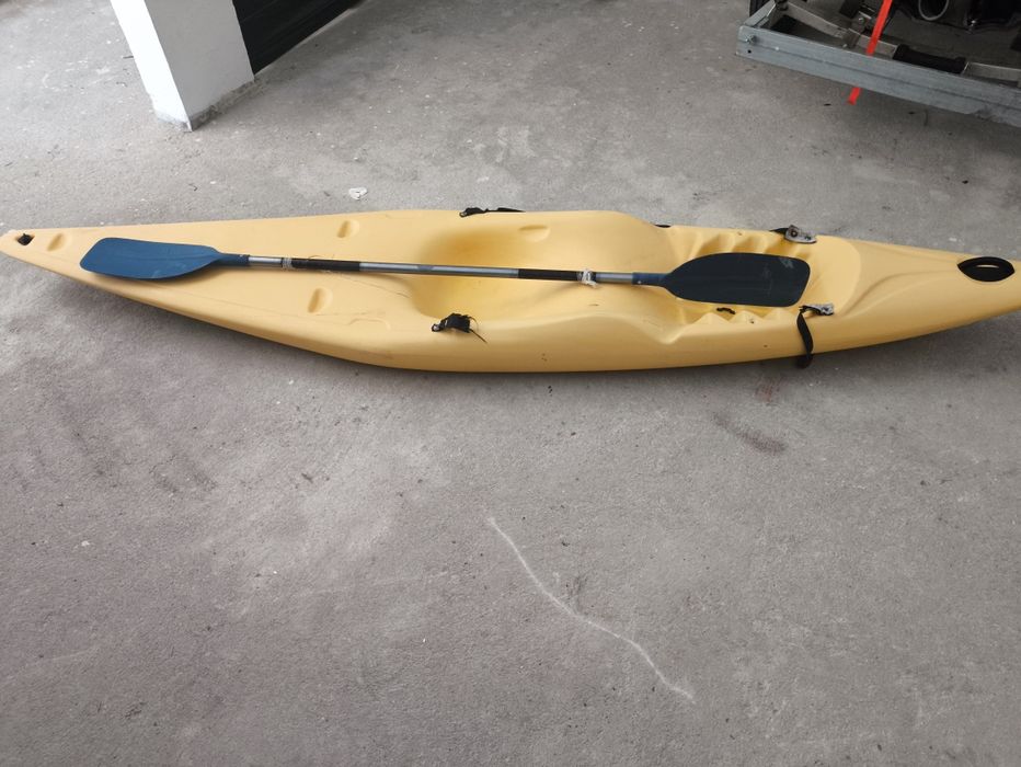 Kayak amarelo com remo usado