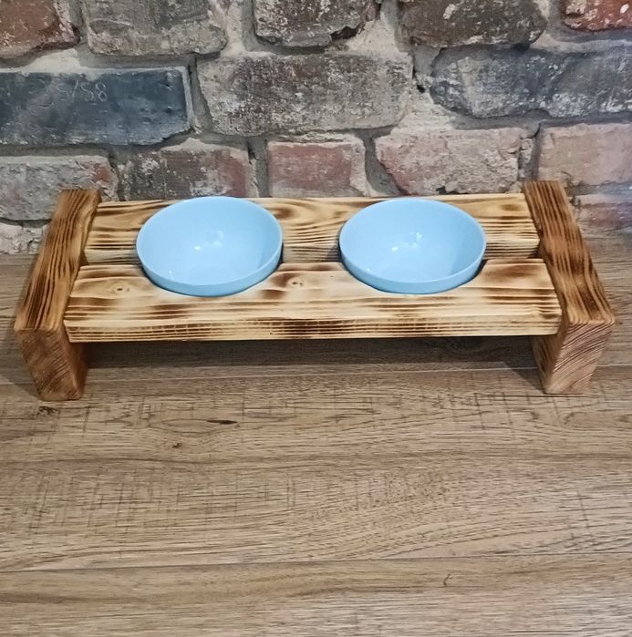 Stojak na miski drewniany, miski ceramiczne.