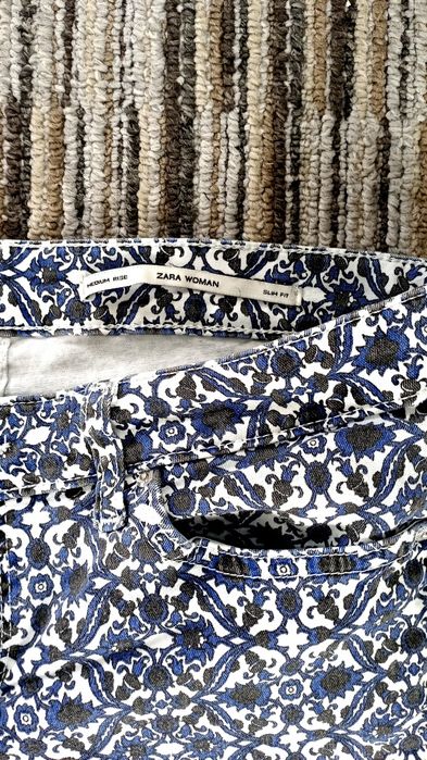 Spodnie do kostek suwaki po bokach wzorzyste Zara slim fit
