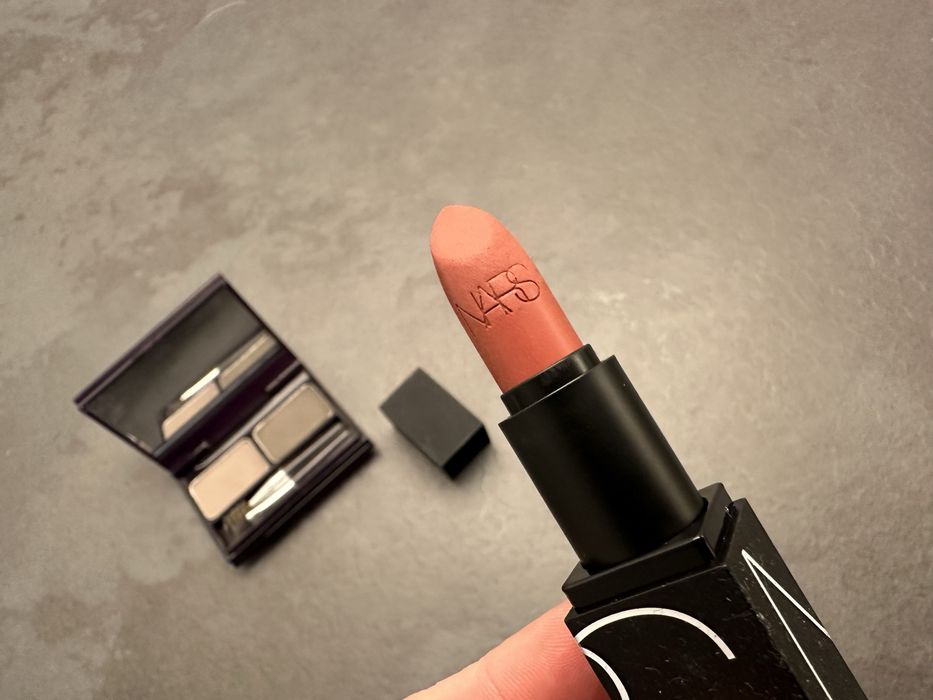 Zestaw A20: cienie do brwi + pomadka do ust Nars