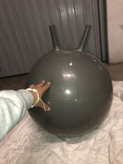 Bola saltitona criança cinzento