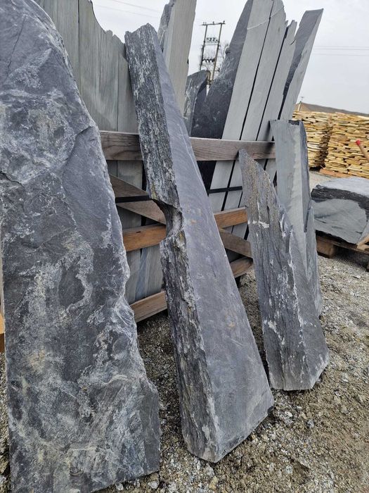 Czarny łupek monolit kamienny kamień naturalny gigant