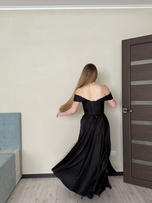 Розкішна вечірня сукня