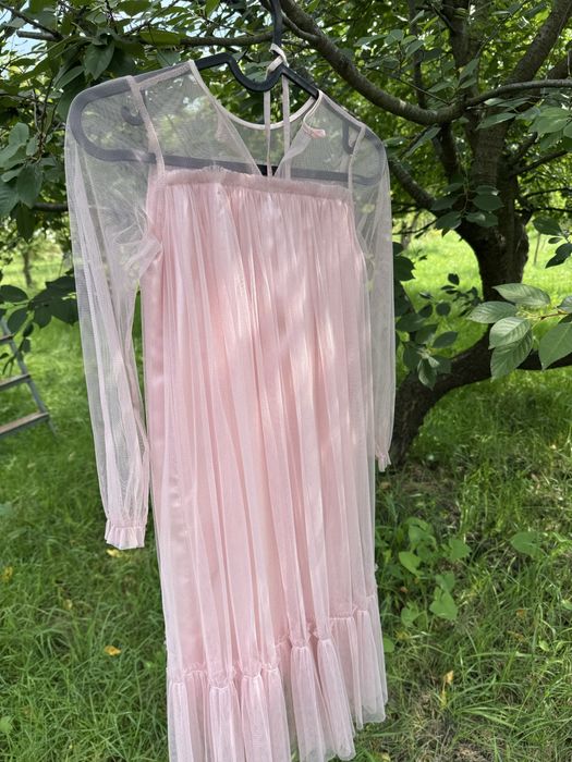 Дуже красива сукня. В чудовому стані. На зріст від 128 до 140 см