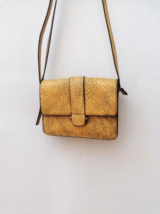 Mala Amarela a Tiracolo