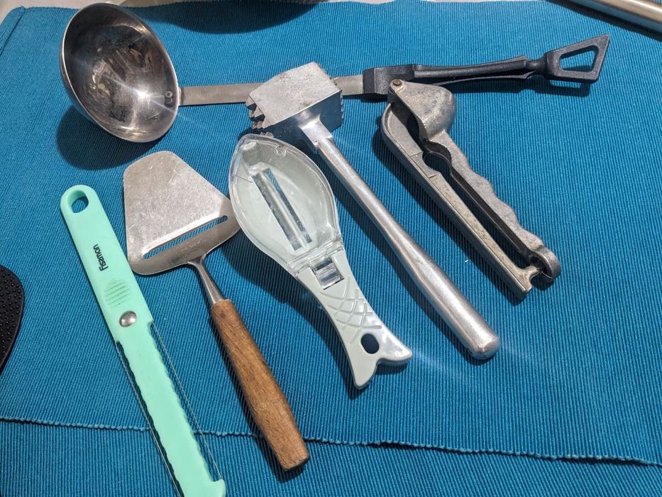 Кухонная утварь столовые приборы ложки вилки лопатки толкушки ножи всё