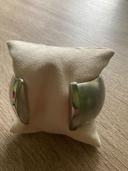 Piękna nowoczesna bransoleta