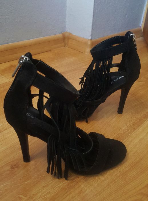 sandałki na szpilce z frędzlami