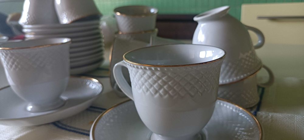 8 chávenas de café, com pires, "Royal China"