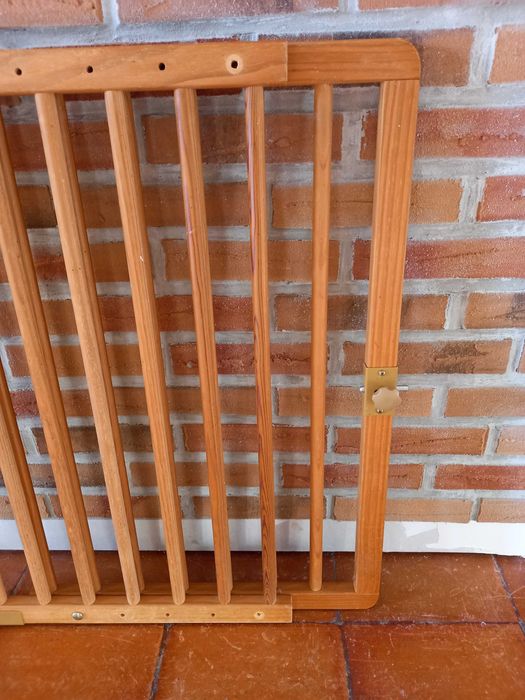 Barreira de proteção em madeira para escadas extensível