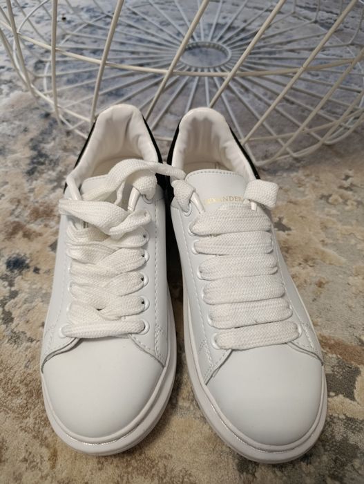 Жіночі кросівки alexander mcqueen white black білого з чорним кольорів
