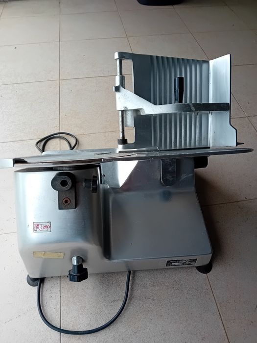 Máquina cortar charcutería