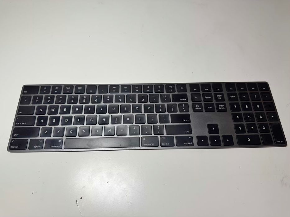 Клавіатура Apple Magic Keyboard MRMH2 — з цифровим блоком, б/в