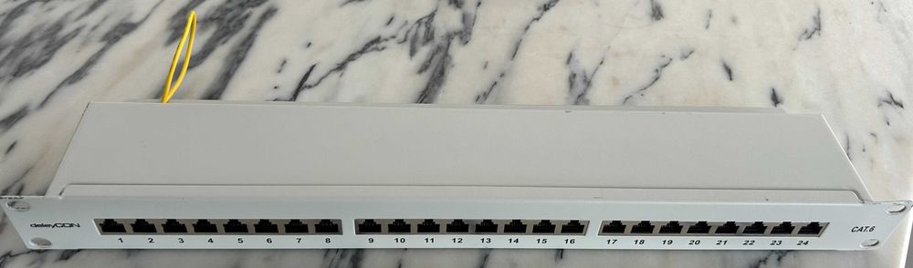 Patch Panel deleyCON CAT6 – 24 Portas RJ45 – Blindado – 19” – Como Novo