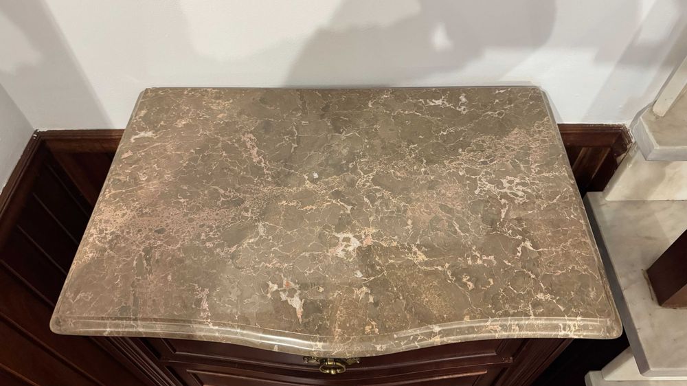 Móvel camiseiro com tampo em pedra mármore