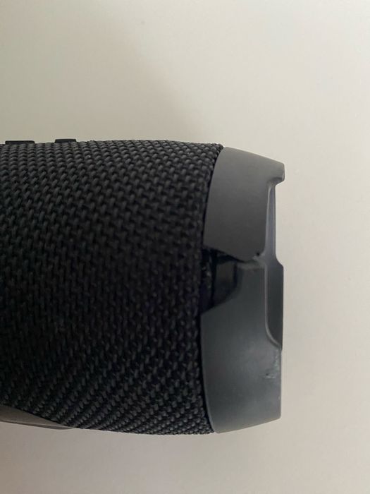 Колонка JBL не заряджається
