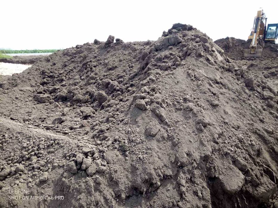 Продаю чорнозем,є