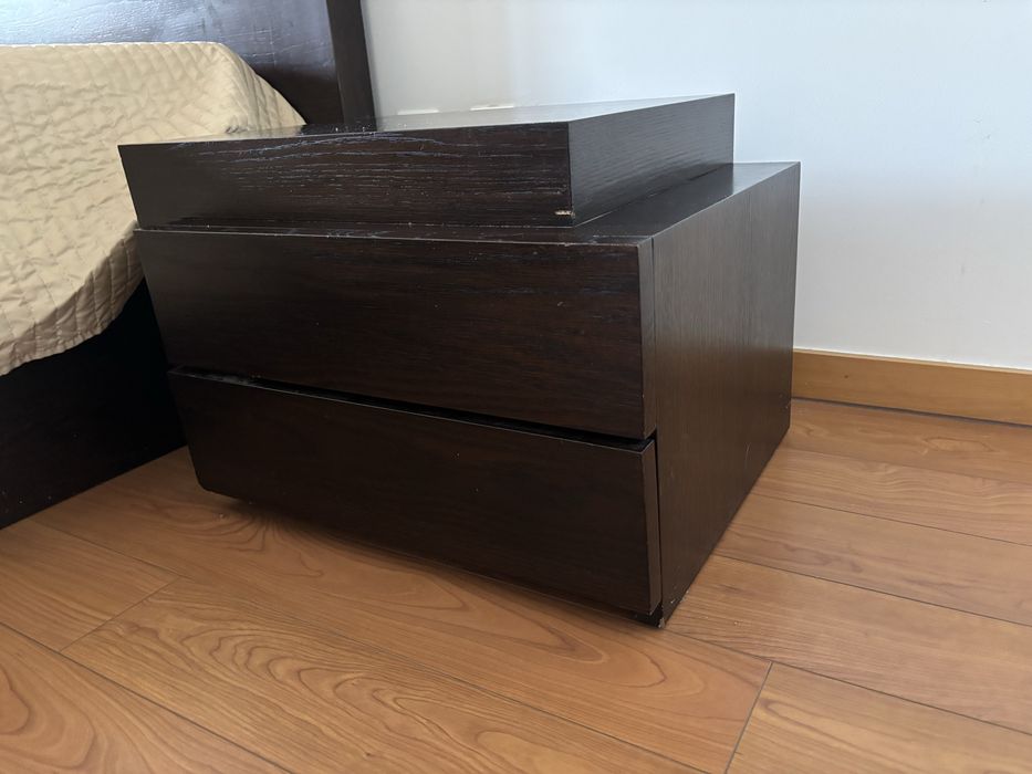 Quarto cama e mesas cabeceira