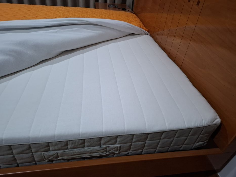 Cama de casal e móveis